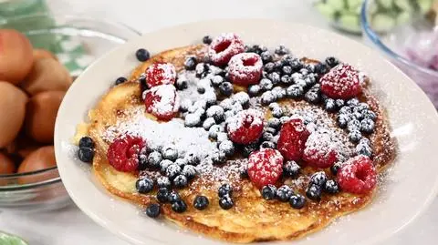 Puszysty omlet twarogowy z owocami