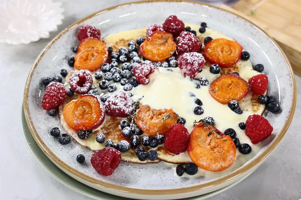 Puszysty omlet twarogowy z pieczonymi morelami i lodami waniliowymi
