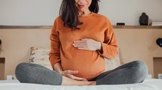 Dlaczego dzieci kopią w łonie matki? Zaskakujące odkrycie naukowców