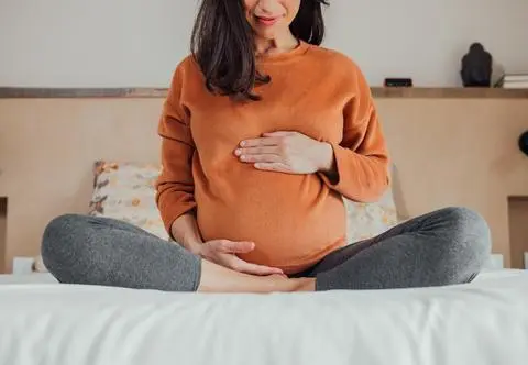 Dlaczego dzieci kopią w łonie matki? Zaskakujące odkrycie naukowców