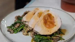 Faszerowany schab ze szpinakiem i pieczarkami