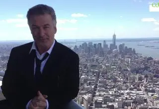 Alec Baldwin płacze podczas wywiadu. "Nigdy nie skierowałbym broni w nikogo"