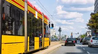 Dziecko wpadło pod tramwaj. Miało "przyciśnięte plecy"