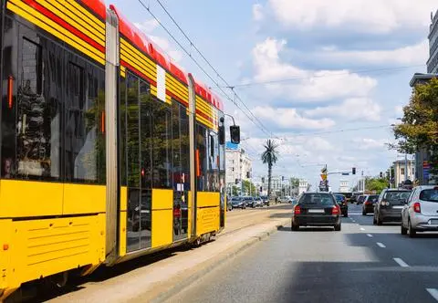 Dziecko wpadło pod tramwaj. Miało "przyciśnięte plecy"