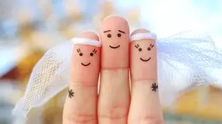 Symbol męża i kilku żon na placach dłoni