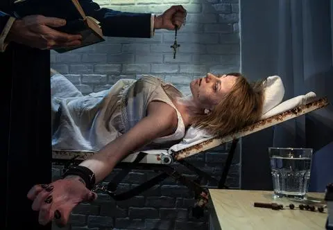 Egzorcyzmy – na czym polegają i kto ma prawo je wykonywać?