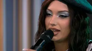 Viki Gabor w piosence “Daj mi znak” 