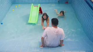 Ratownik uznał, że 2-latka na basenie powinna założyć koszulkę. "Różne zasady dotyczące chłopców i dziewczynek zaczynają się już w młodym wieku"