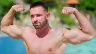 "Hotel Paradise". Nowy mieszkaniec przekroczył bramę raju. Kim jest Kacper Bleja? 
