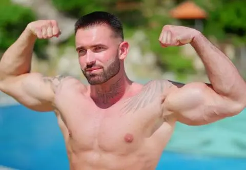 "Hotel Paradise". Nowy mieszkaniec przekroczył bramę raju. Kim jest Kacper Bleja? 