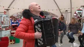 Świąteczne miasteczko DDTVN. Odwiedzajcie nas! - występ akordeon