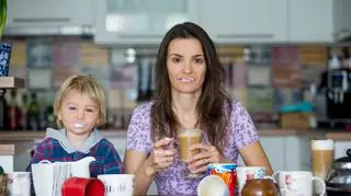 Mama i dziecko pijące kawę przy kuchennym stole