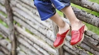 Chodaki – kultowe buty, które warto mieć. Jakie są rodzaje chodaków i który model wybrać?