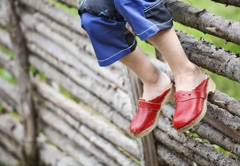 Chodaki – kultowe buty, które warto mieć. Jakie są rodzaje chodaków i który model wybrać?