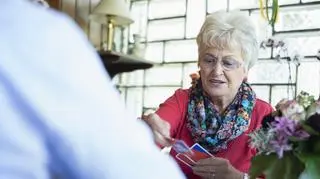 Seniorzy regularnie się na to narażają. Policjantka apeluje. "Z pozoru urocza i niewinna sytuacja"