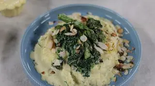 Młode ziemniaki z koperkiem, sosem szpinakowym i szparagami