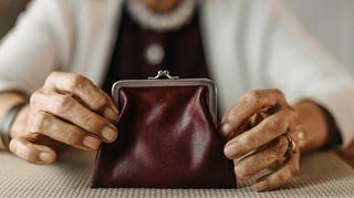 starsza osoba trzyma portfel