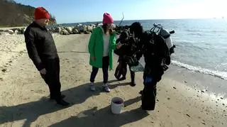 Nurkują po śmieci w Bałtyku