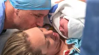 Kobieta nie musi już rodzić sama. Podczas cesarskiego cięcia może być przy niej bliska osoba
