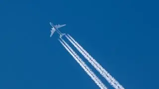 Chemtrails, czyli smugi chemiczne. Czym tak naprawdę są białe ślady, które zostawiają samoloty?