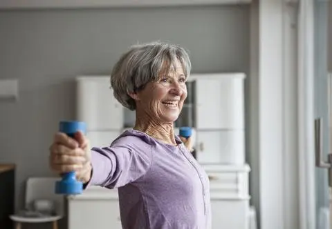 Ma 75 lat, a formy zazdroszczą jej 30-latki. Dzięki diecie i ćwiczeniom na siłowni zrzuciła 23 kilogramy