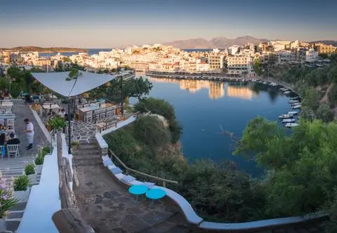 Agios Nikolaos, Kreta – klimatyczne miasto portowe i jego atrakcje turystyczne