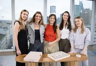 Jak dobrać biżuterię do stroju? "Nawet siedząc w domu, można się poczuć atrakcyjnie" 