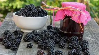Jesienne przetwory. Przepisy na dżem jagodowy z lawendą, kiszone jabłka, cytryny, marynowane warzywa i frużelinę z mango