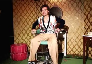 Harry Styles na historycznej okładce Vogue. Niezwykła sesja w biblii mody