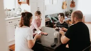 Rodzina, która gra w karty 