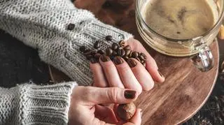 Espresso nails - modne paznokcie na jesień 2021