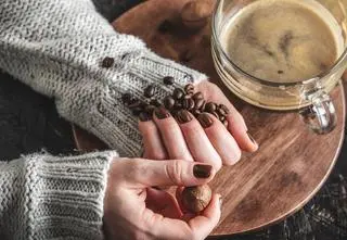 Espresso nails - modne paznokcie na jesień 2021