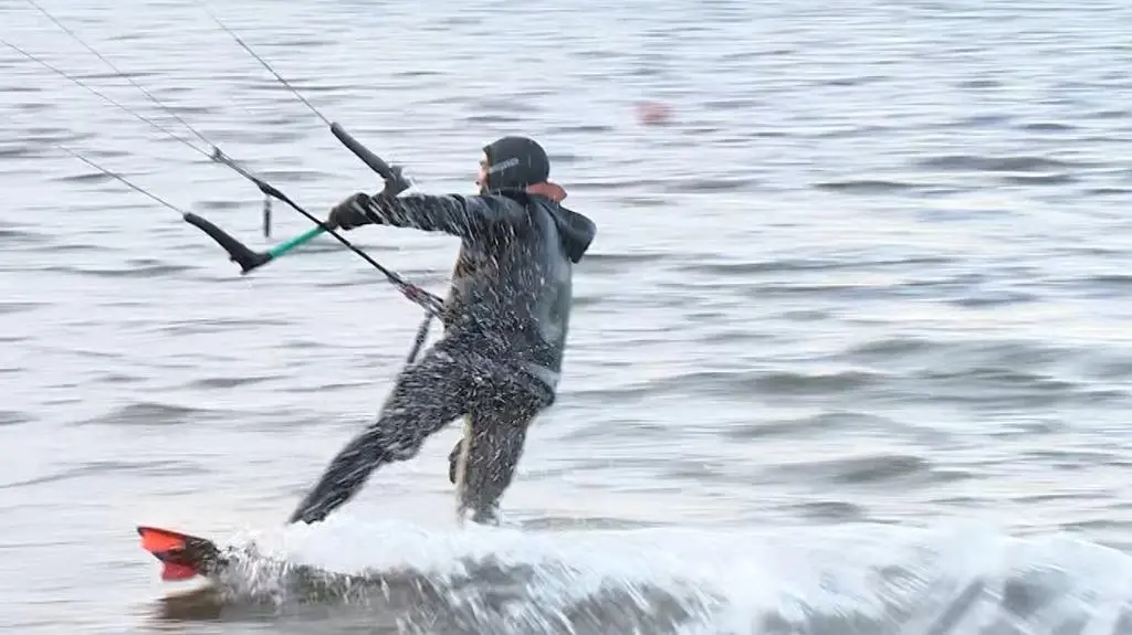 Zimowy kitesurfing. Jak się do niego przygotować?