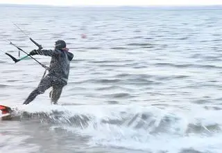 Kitesurfing zimą. Jak się przygotować do wejścia do wody?