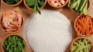 Pierożki z warzywami zawijane w papier ryżowy. Przepis na prostą i szybką przekąskę, która Cię zaskoczy
