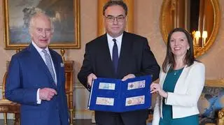 Karol III zobaczył banknoty ze swoim wizerunkiem. "To jest tak zaskakujące"