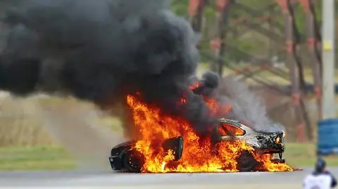 Tragiczny wypadek w Nowych Zdunach. "Spłonęła kobieta i dziecko, którzy byli w samochodzie"