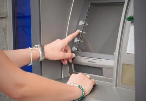 Weekendowe utrudnienia dla klientów. "Najlepiej wypłać gotówkę"