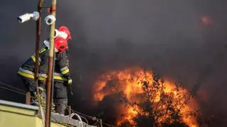 Duży pożar pod Warszawą. Ewakuowano dzieci ze szkoły i przedszkola