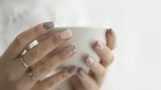 Sprawdź, jak używać folii transferowej w zdobieniach i zrób samodzielnie piękny manicure 