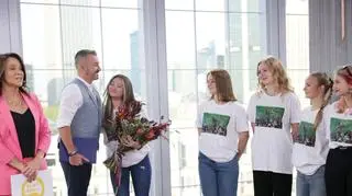 Uczniowie Krzysztofa Skórzyńskiego wręczyli mu na wizji prezent z okazji Dnia Nauczyciela