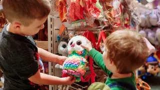 Dzieci w sklepie z zabawkami