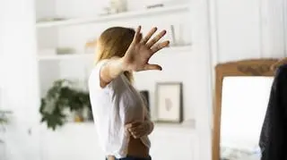 "Ale ci cycki urosły". Seksualizacja ciała przez członków rodziny