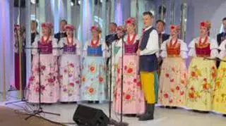 Zespół Śląsk śpiewa "Sto lat" Kasi Kowalskiej