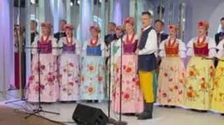 Zespół Śląsk śpiewa "Sto lat" Kasi Kowalskiej