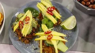 Kukurydziane placki z chili i kolendrą według przepisu Darii Ładochy. 