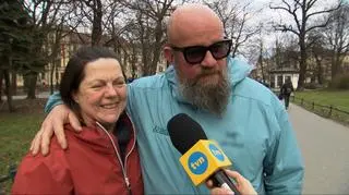 Czy okazujemy sobie uczucia publicznie? - napisy
