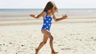 8-latka zgubiła się na plaży. "Przeszła samodzielnie 4 km"