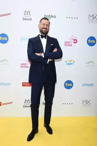 Marcin Prokop w eleganckim garniturze podczas Top of the Top Sopot Festival 2022