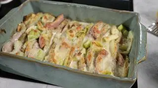 Zapiekanka z kiełbasą, porem i ziemniakami